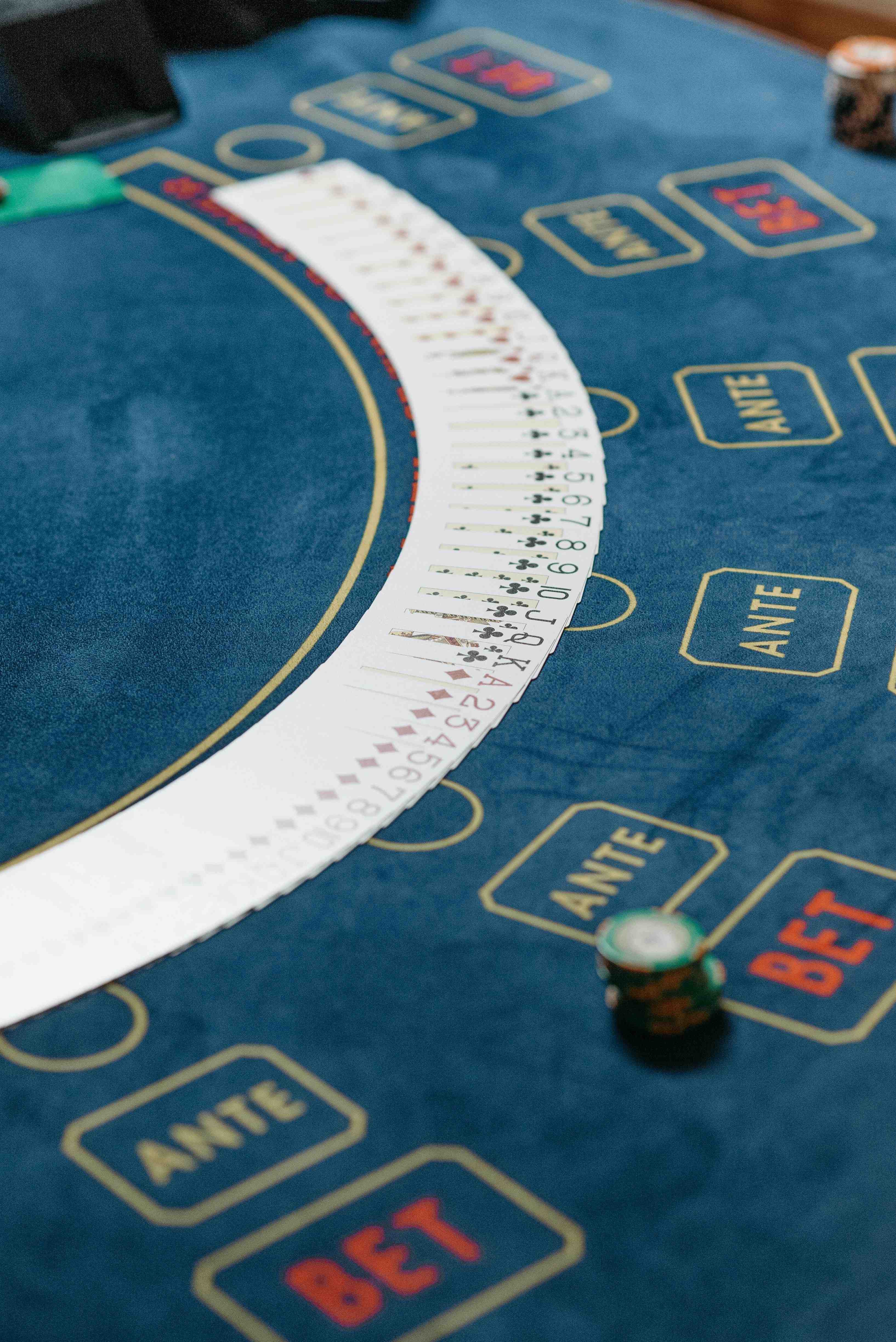 Responsible gaming message beside live game content on bet 3333 apk for adults only